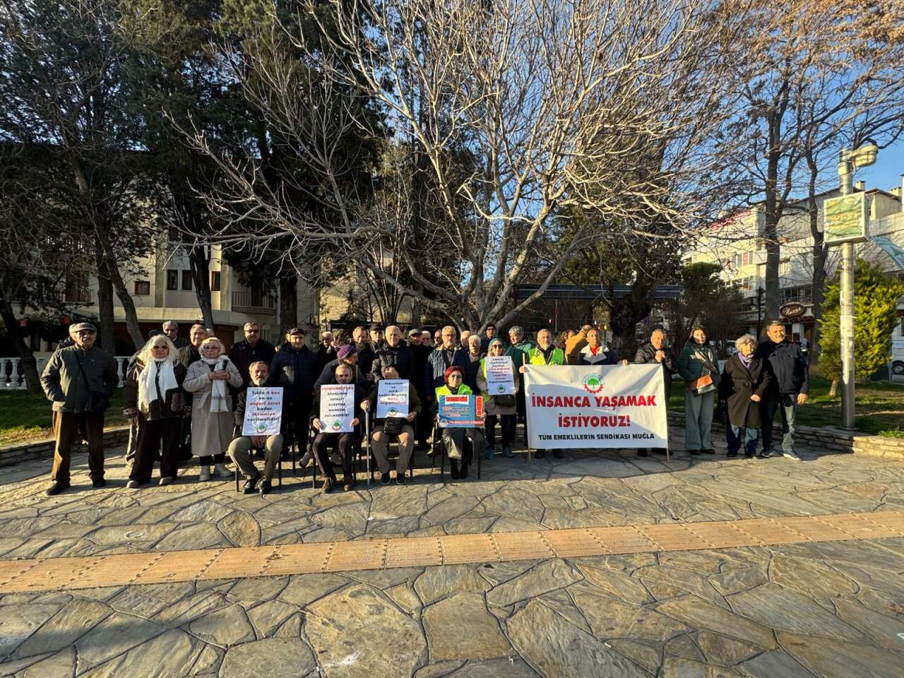 Emekliler Menteşe’de Oturma Eylemi Yaptı: “Geçinemiyoruz, İnsanca Yaşamak İstiyoruz” 1